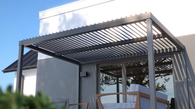 Une pergola bien plac&eacute;e prot&egrave;ge la terrasse du soleil et de la pluie